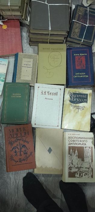 Книги примерно 450 шт