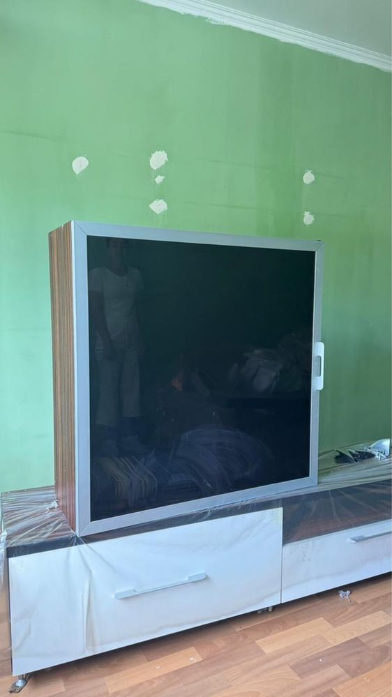 Продаётся TV зона в отличном состоянии, в подарок шкаф для прихожей