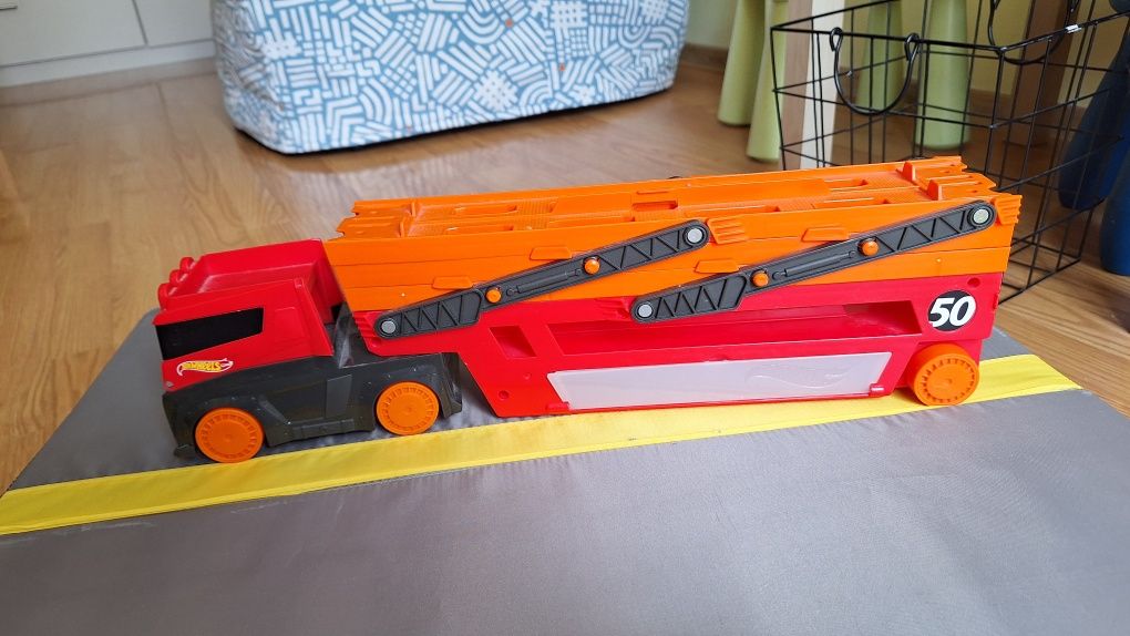 Hot Wheels core Large Vehicle Голям автовоз за 50 колички