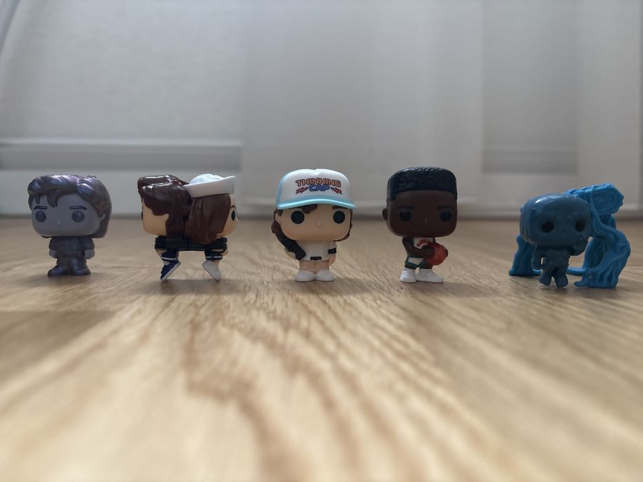 Продавам Stranger Things Kinder Joy играчки