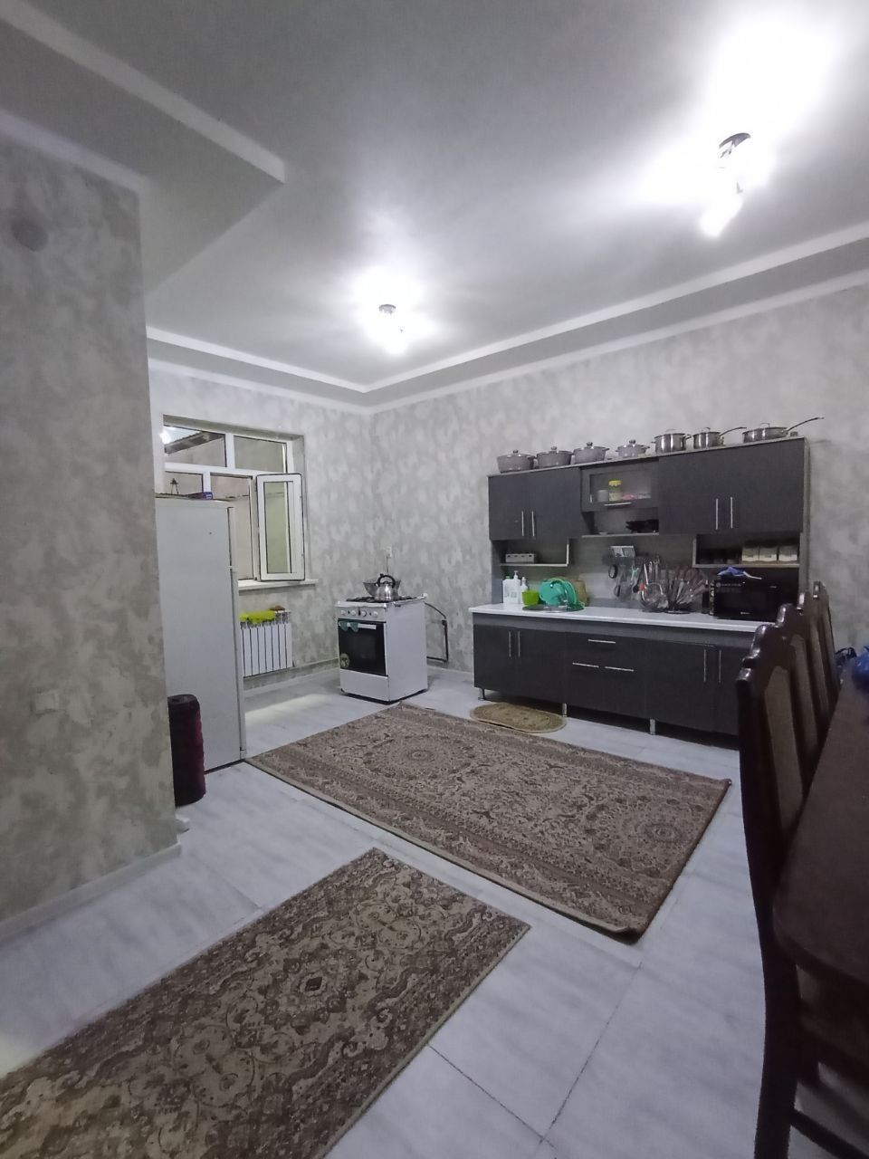 Сдается 3 комнатный дом, рядом с Фудсити, с ремонтом.