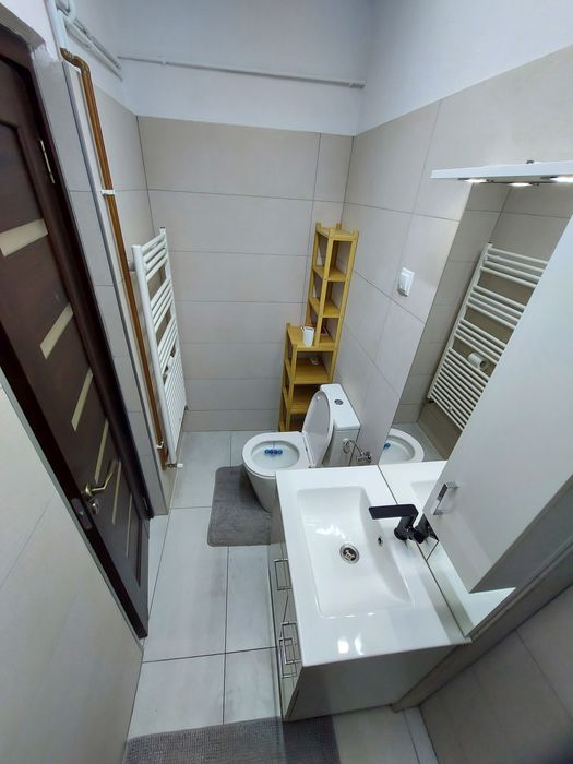 Închiriez apartament cu 2 camere