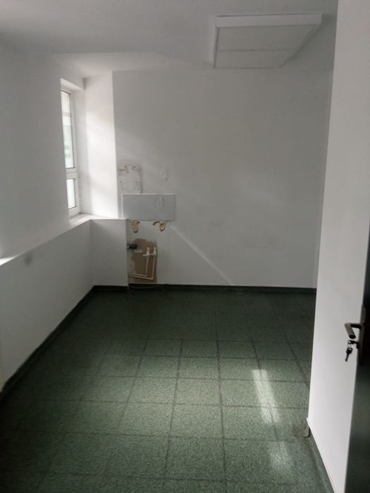 Vând spațiu comercial