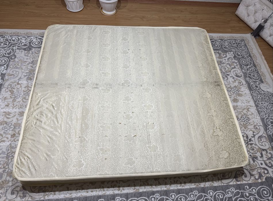 Спальный матрас Размер:1,8-2 метр б/у