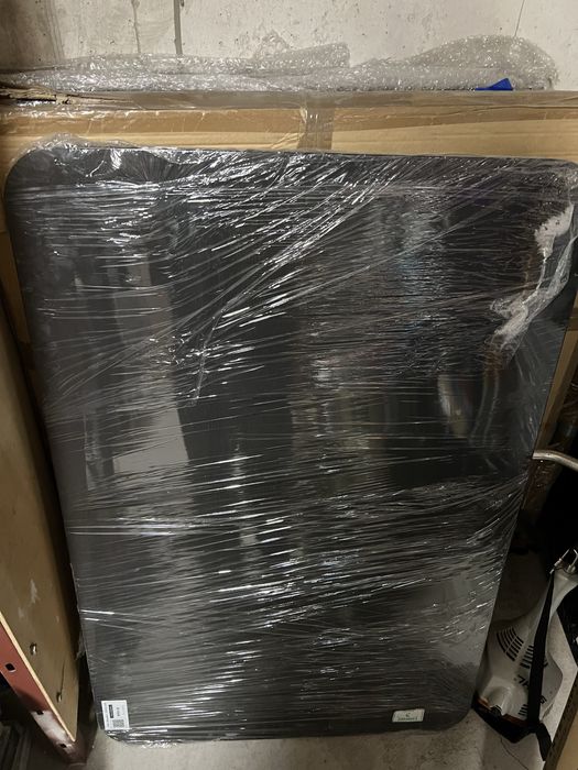 Бюра и маси ( липсват крепежни елементи )