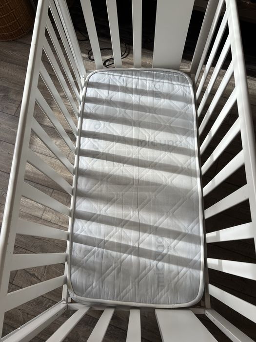 Манеж детский белого цвета на колёсах