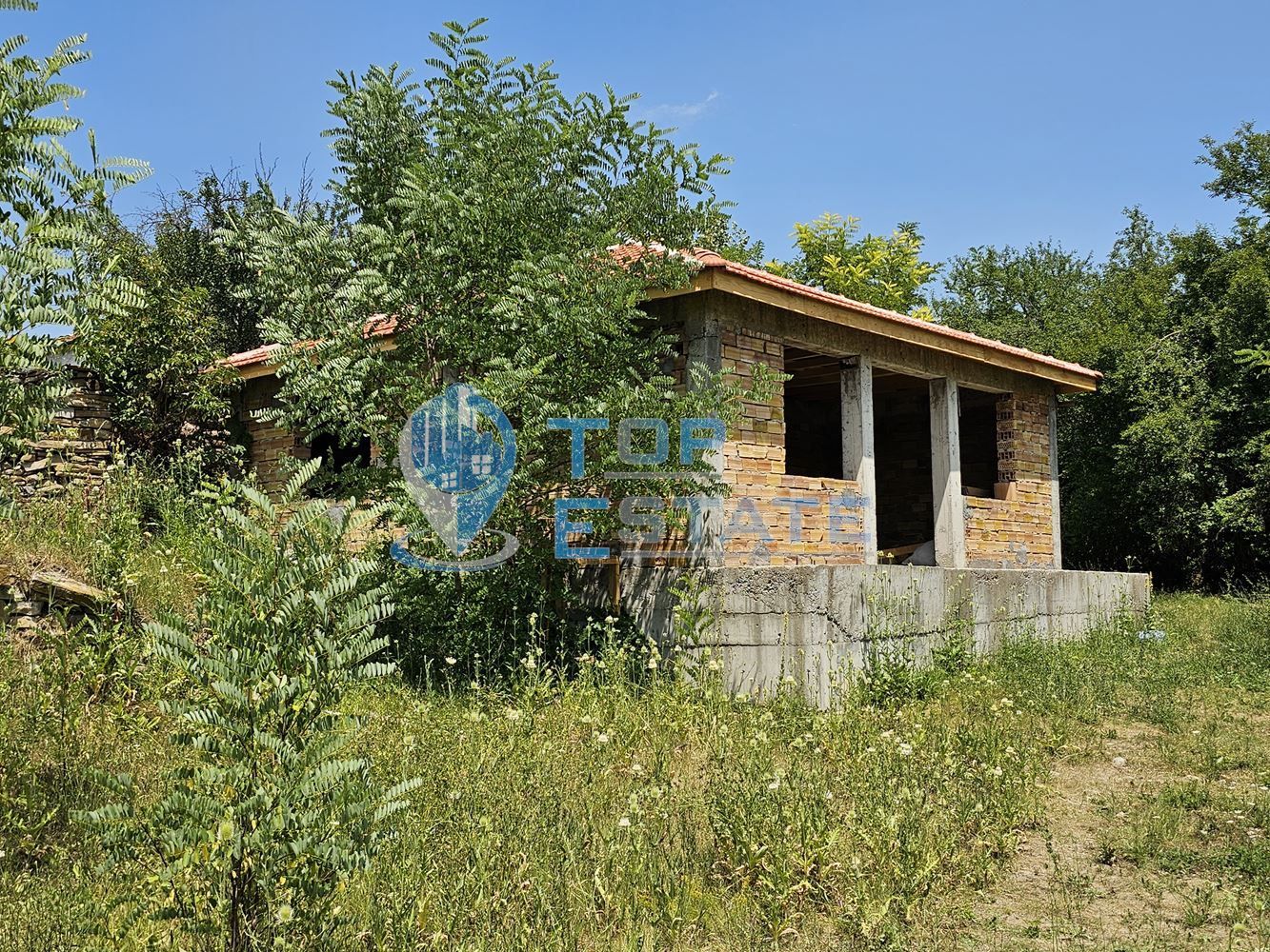 Голям панорамен парцел с къща на груб строеж със завършен покрив в се