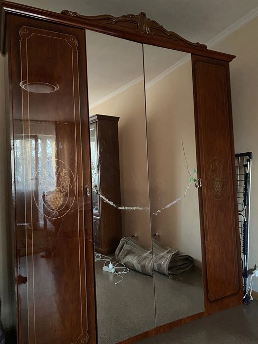 Шкаф деревянный румынский