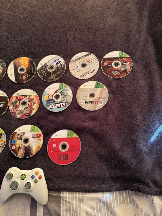 Продавам Xbox 360 с 2 джостика и 25 игри !