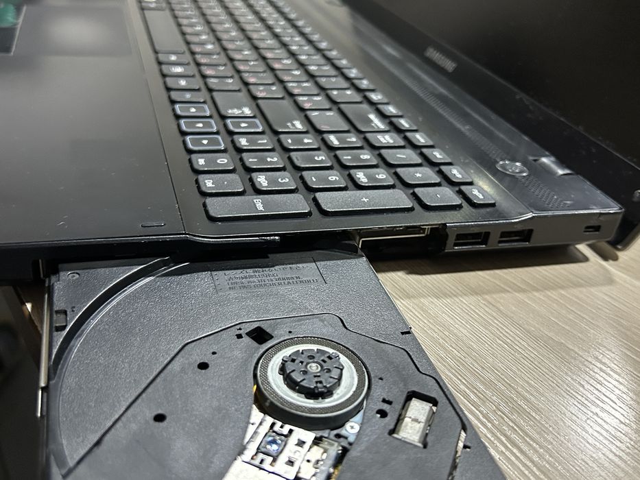 4 ядер Samsung ноутбук в рабочем состояний