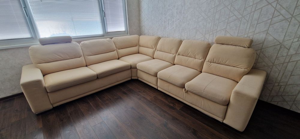 Ъглов диван със спален механизъм.