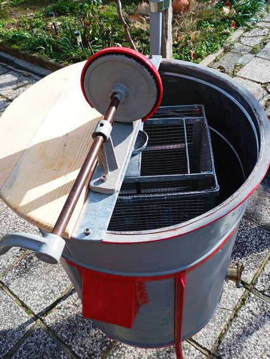 Центрофуга за мед