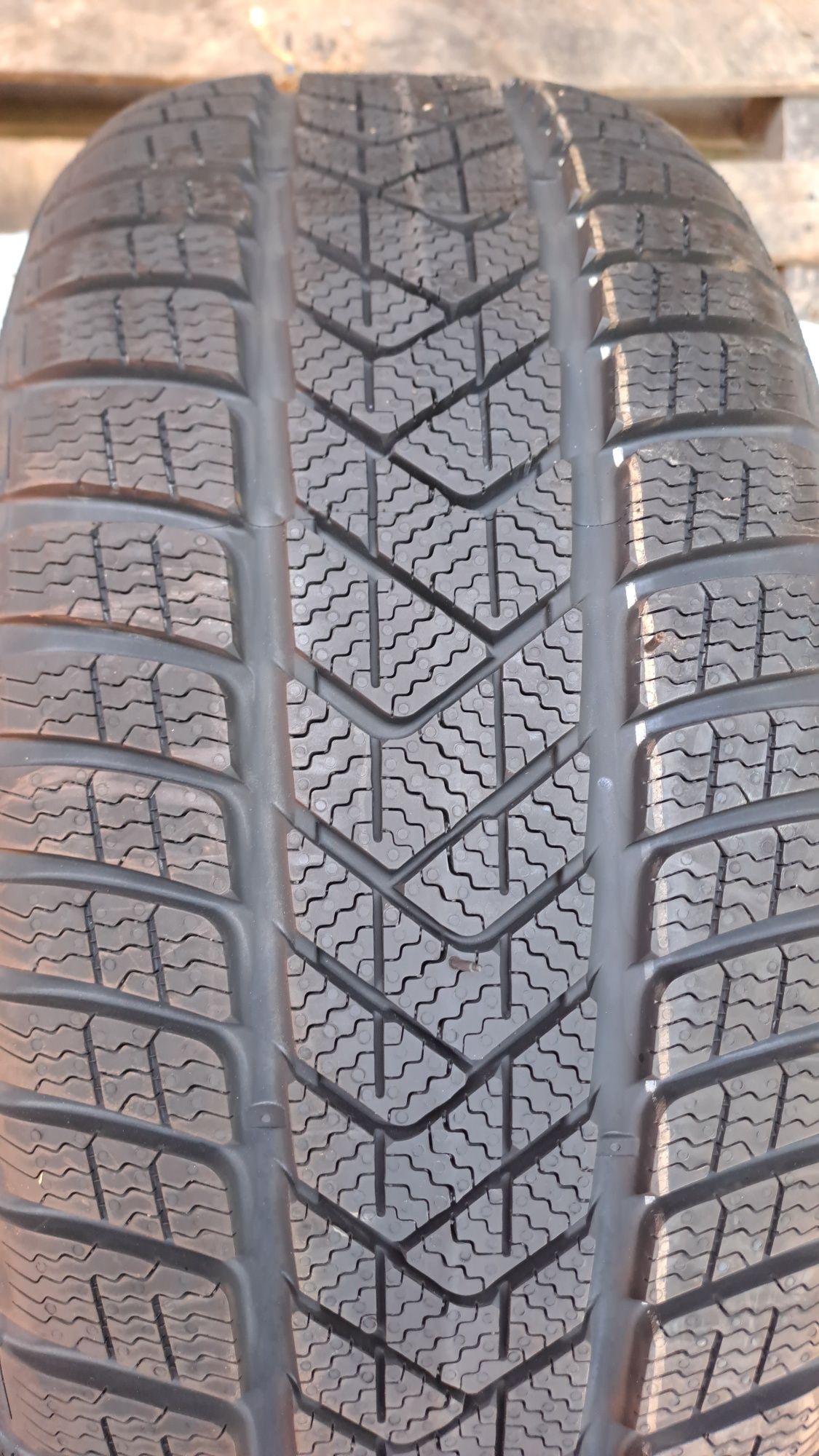 1бр. Нова 225/40/19 Pirelli Winter Sottozero 3