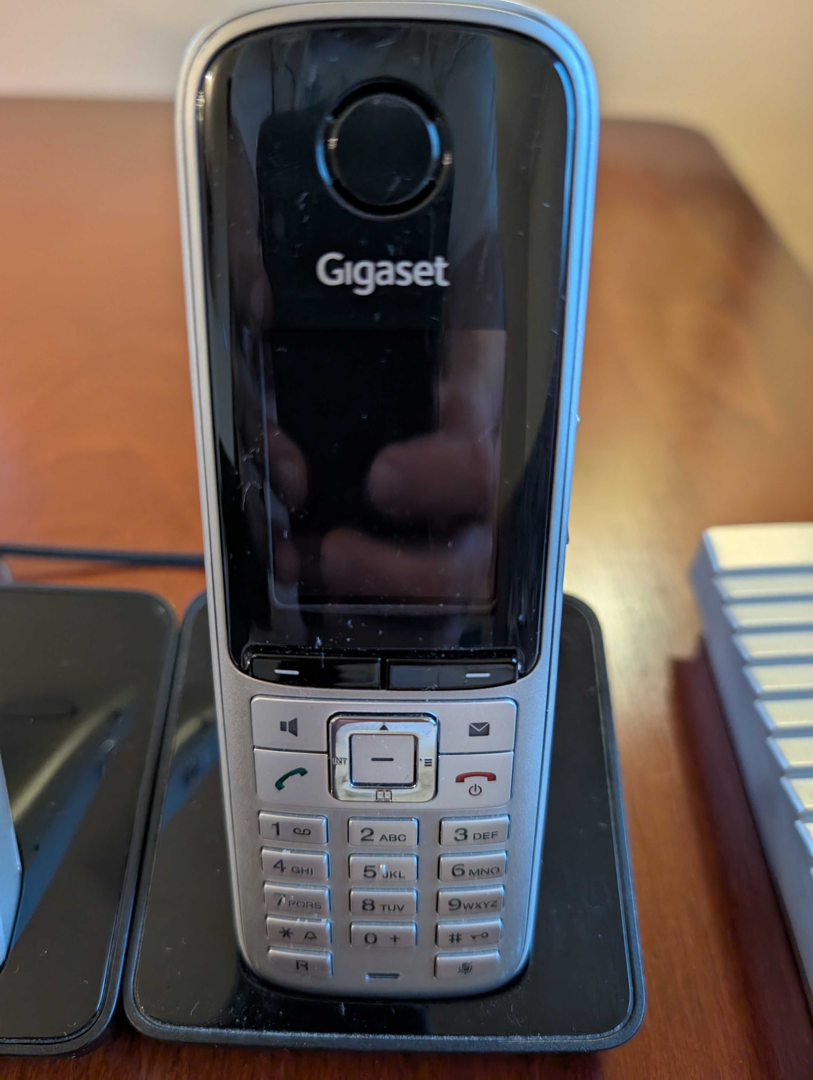 Телефонна централа Gigaset DX800A заедно със 5 слушалки и домофон