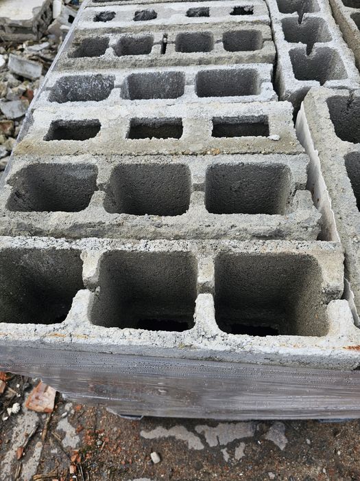 Vând boltar din beton