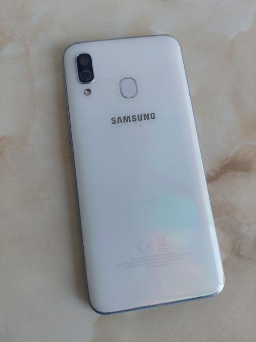 Vând Samsung Galaxy A40 White / Alb (ușor spart jos) //poze reale
