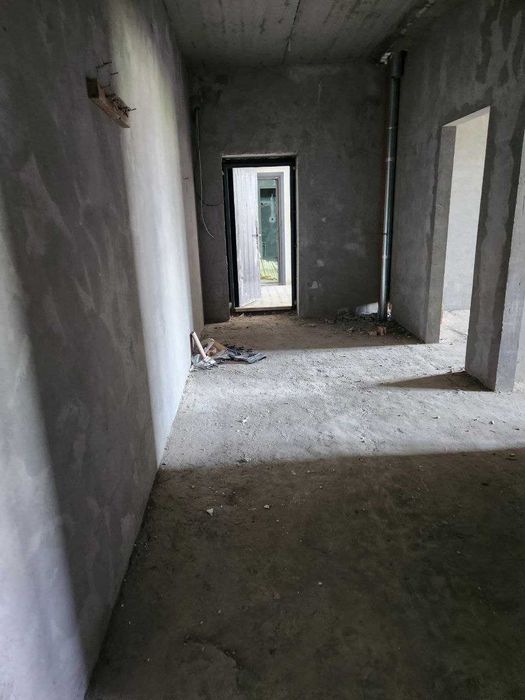 Zamona to'yxonaning ro'parasida novostroykada uy sotiladi