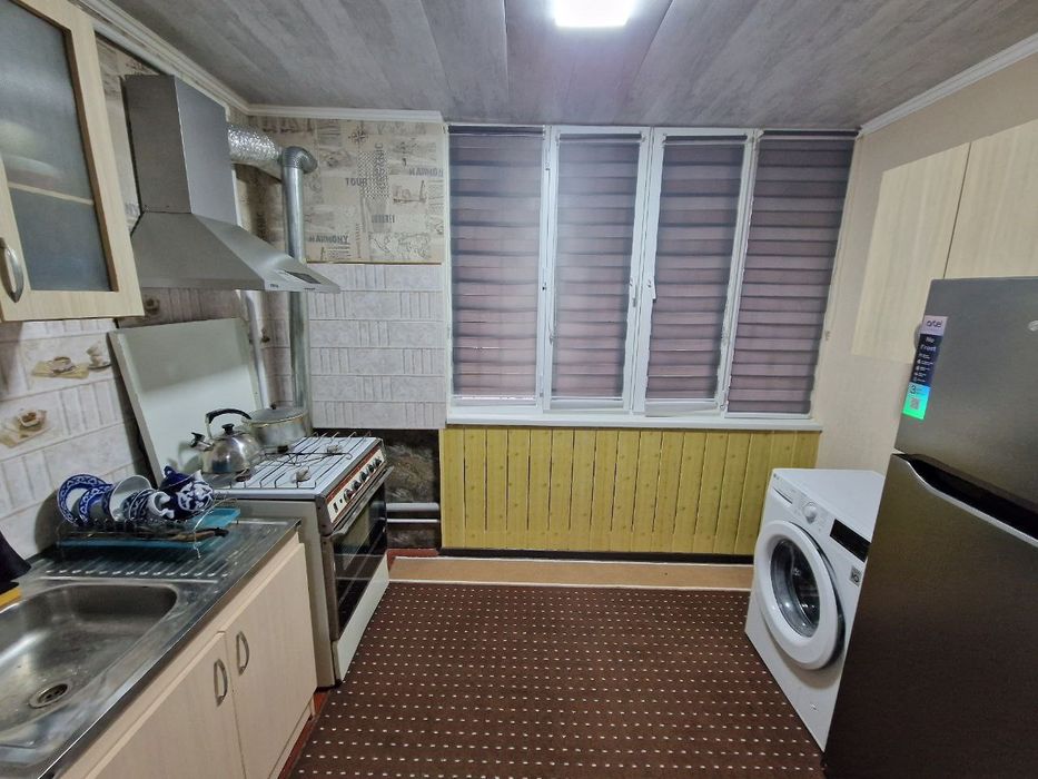 Фрунзе Массив , 25 мактаб ёнида 1 этаж 2 хонали квартира оилага