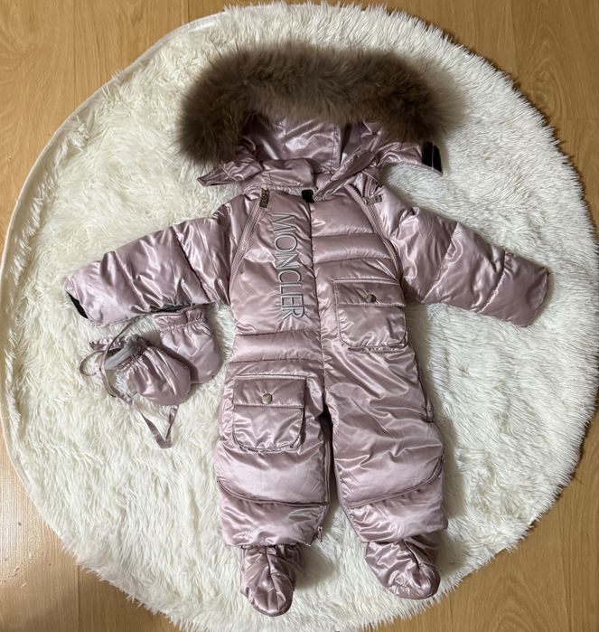 Продам стильный и очень тёплый зимний комбинезон Moncler для малыша.