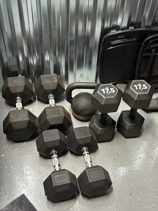 Gantere Hexagonale 15kg, 17kg, 25kg și kettlebell de 16kg.