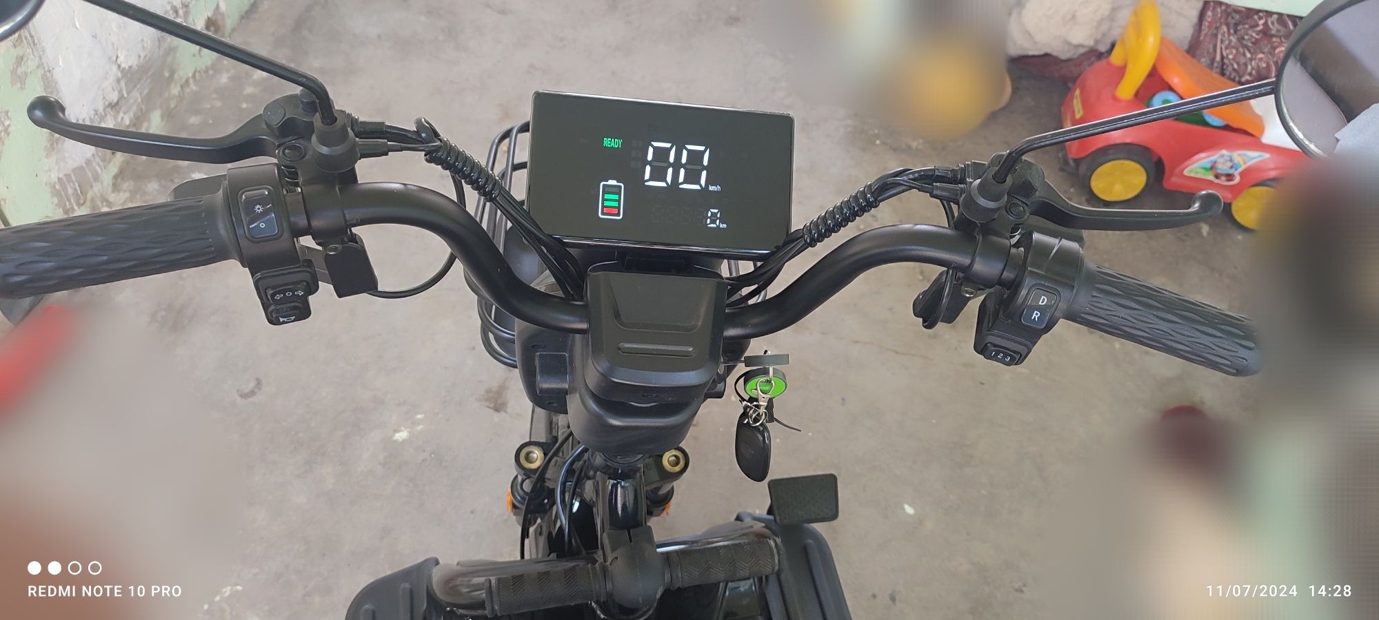 Skuter M4 qora yangi