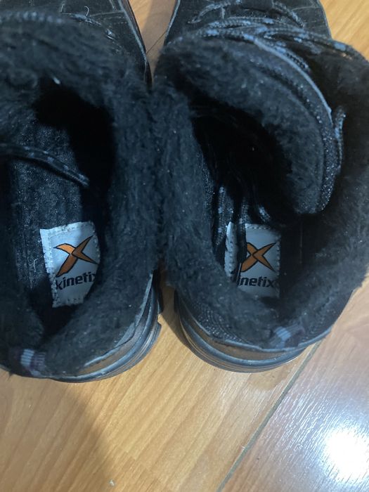 Продаю зимние женские кроссовки