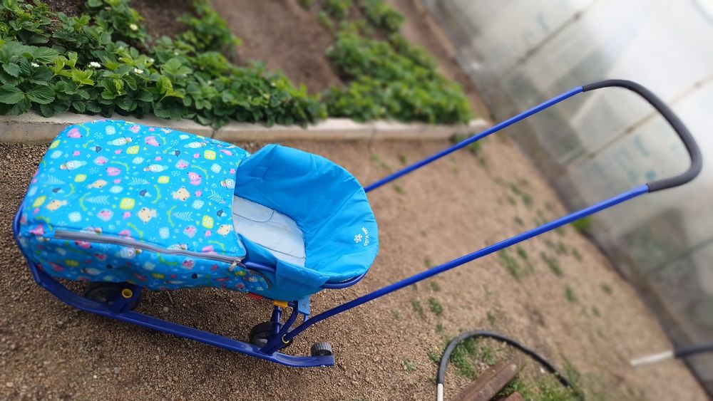 Продам детские санки с чехлом