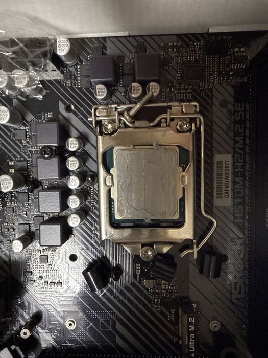 Процессор Intel Core i5 10400F в хорошем состоянии.