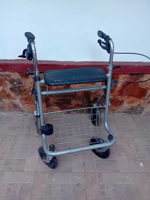 Cadru de mers pe roti gri. O frana defect!!!