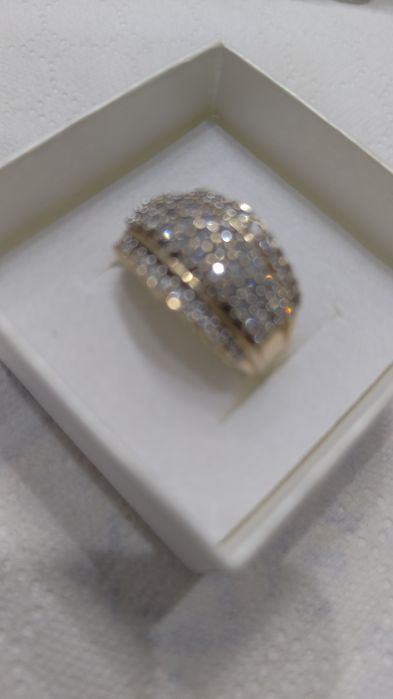 Vând inel superb de 18k cu 60 diamante este nou!Îl vând pt am nevoie b