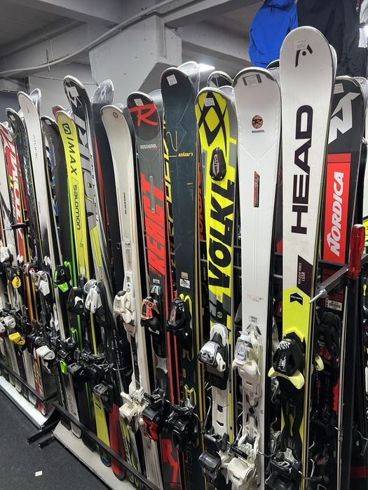 Peste 600 schiuri ski schi si 600 per de clapari  skiuri atomic head