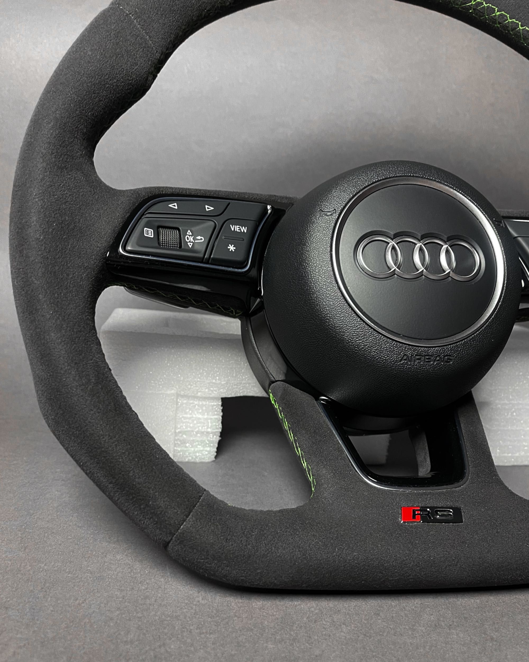 Оригинален Audi RS3 8Y Exclusive Волан | Алкантара | Перфектен
