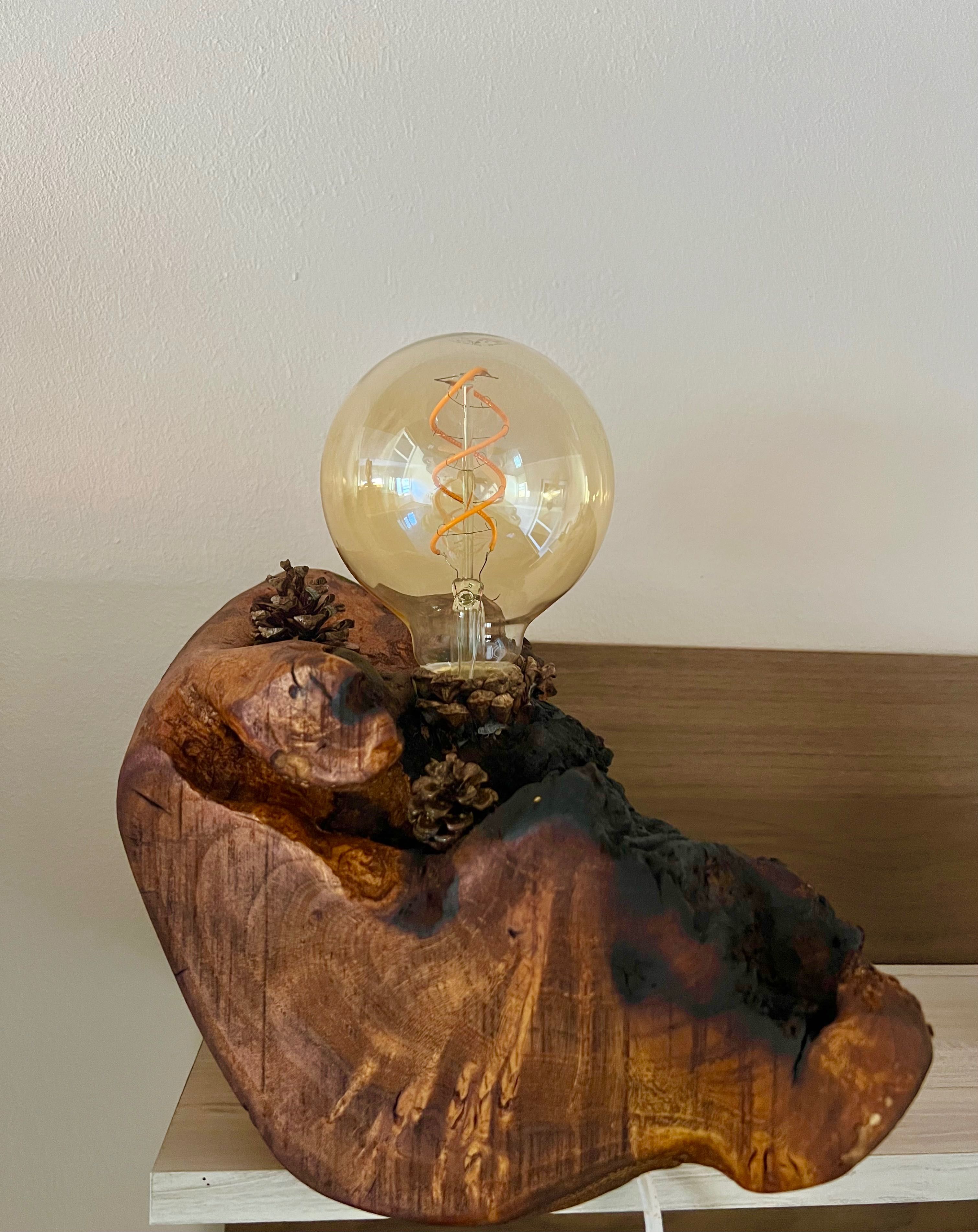 Ръчно изработена нощна лампа от дърво