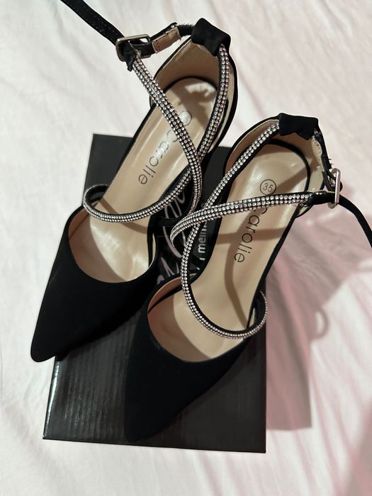 Vând acești minunați pantofi cu toc CAROLIE