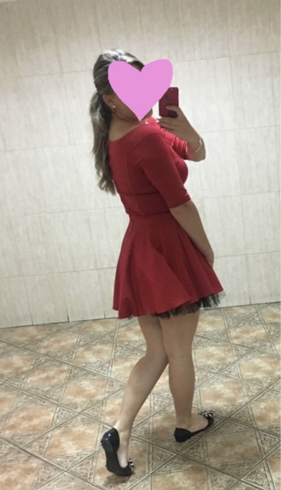Красива червена рокля