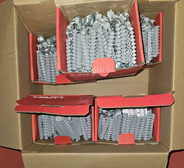 Cleme metalice de 20 mm și cuie Hilti de 17mm