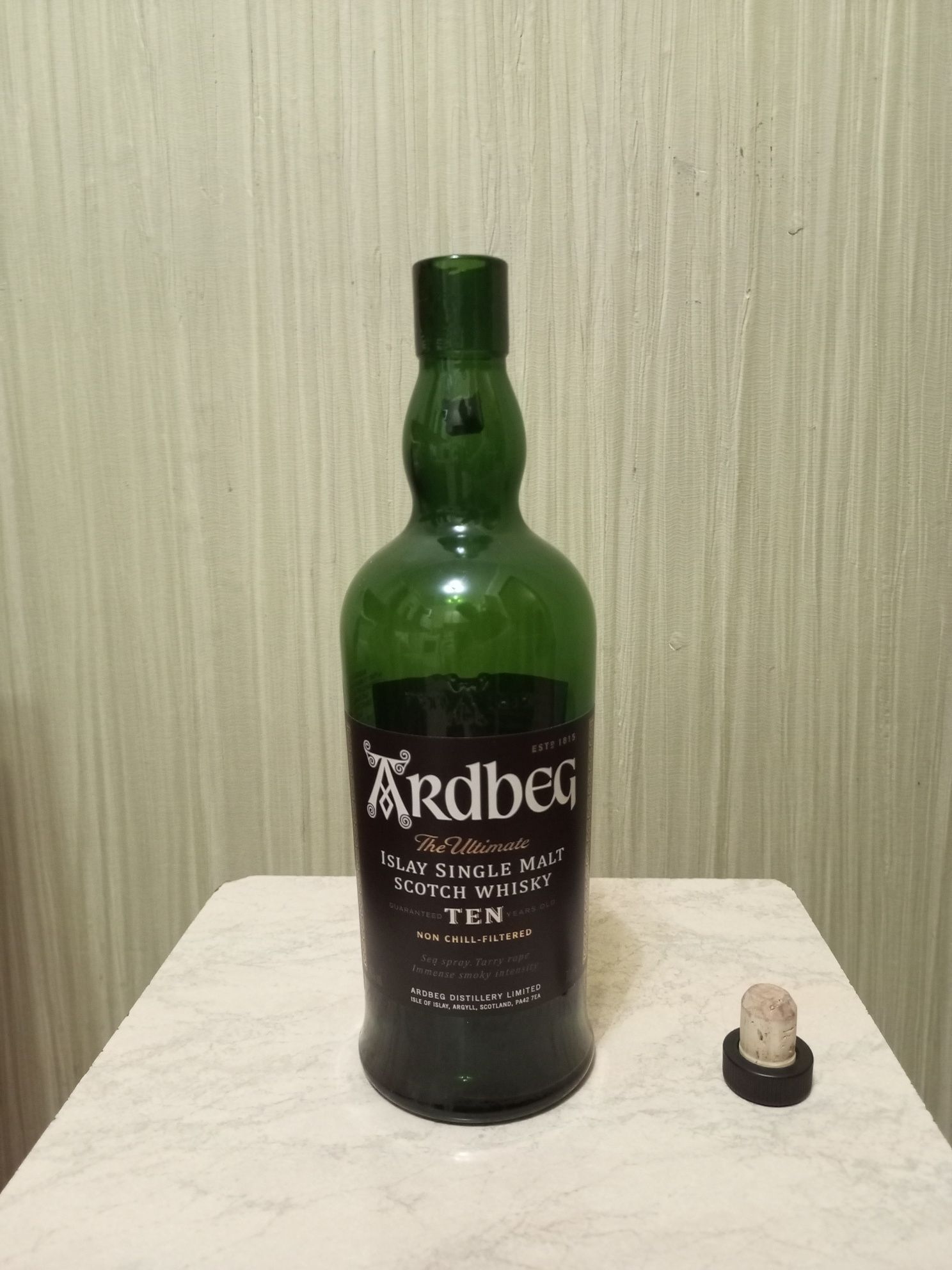 Пустая бутылка из под виски Ardbeg ten