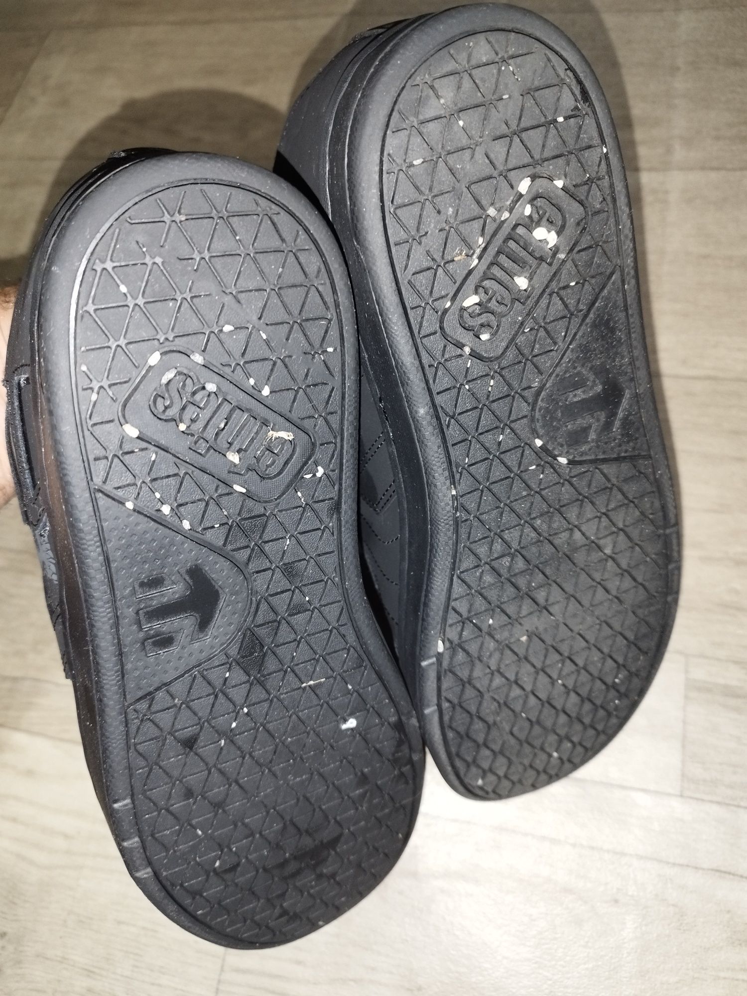 Продавам маратонки Etnies.