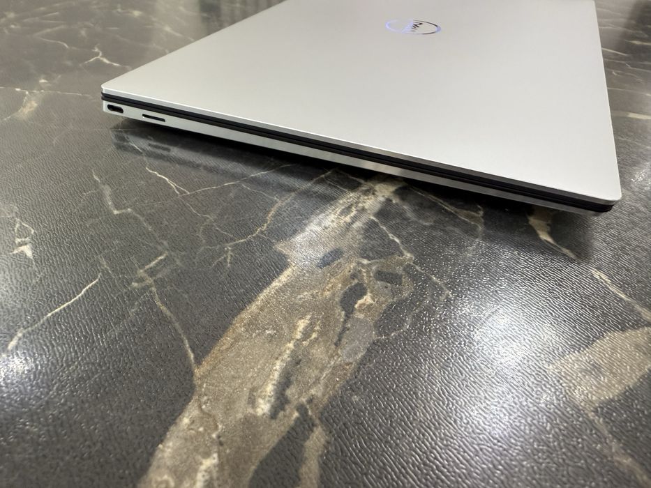 Dell XPS 9300 Premium ultrabook. Core i5-10th/ 8GB/ 256GB SSD