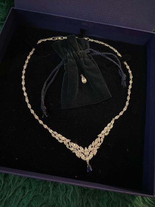 Нова огърлица на SWAROVSKI с допълнителен камък към нея.