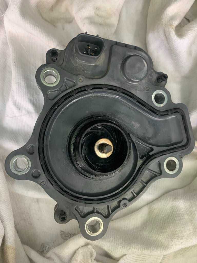 Продавам водна помпа за Toyota Auris 1.8 Hybrid