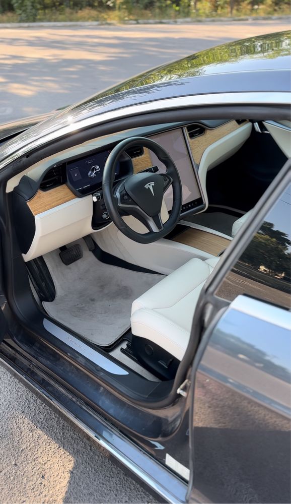 Срочно продаётся Tesla Model S 100D