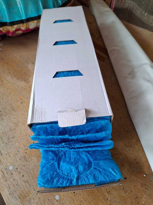 Бахилы полиэтиленовые, медицинские на резинке. в упаковке 1500 штук.