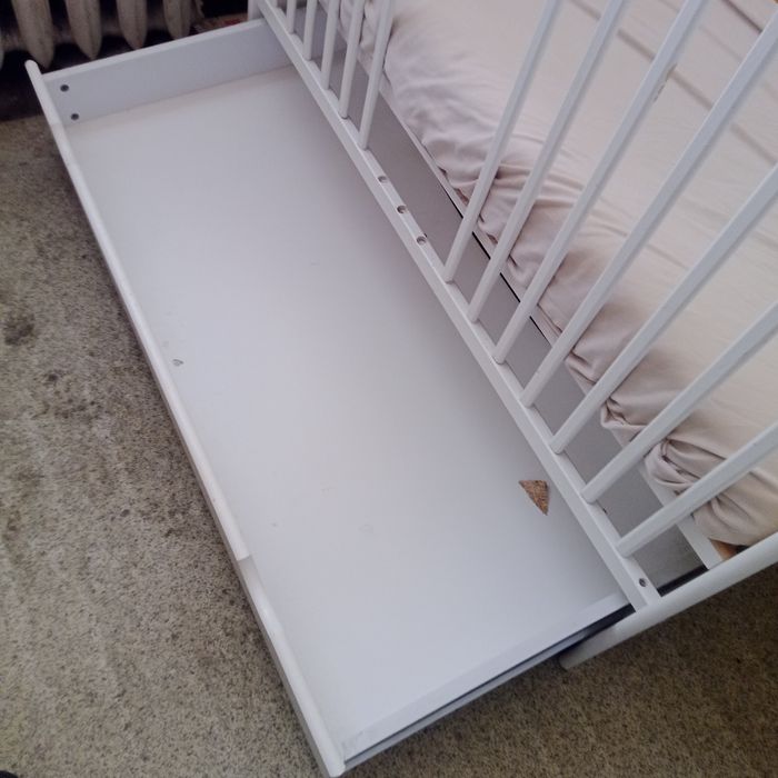 Детска кошара с дюшек и голямо чекмедже .