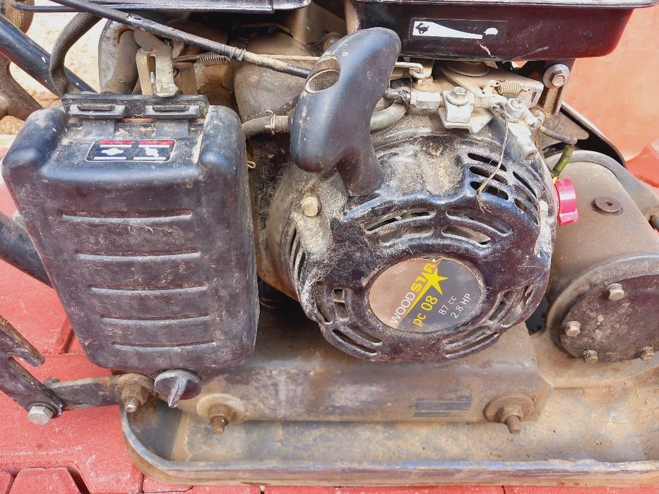 Placă compactoare în stare de funcționare