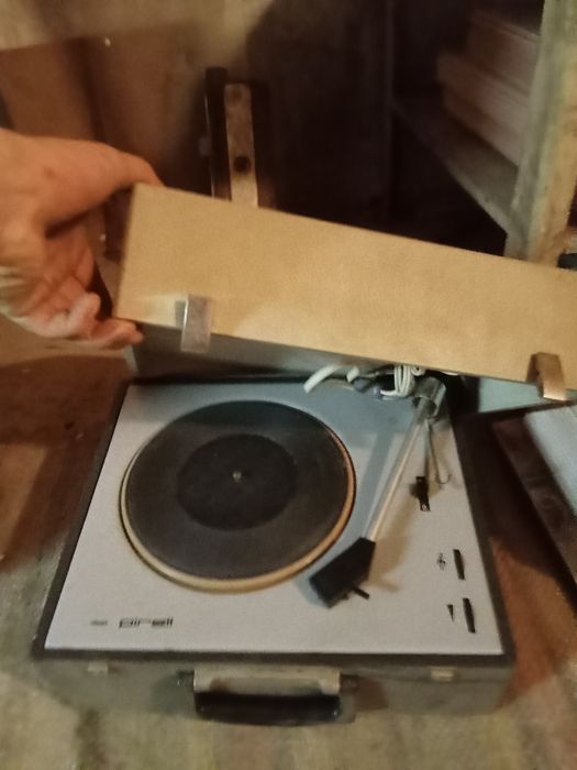 Se vinde lucruri vechi