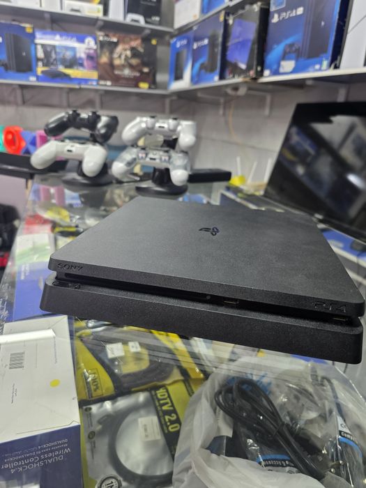 Продается игровой консол Sony Playstation 4 slim