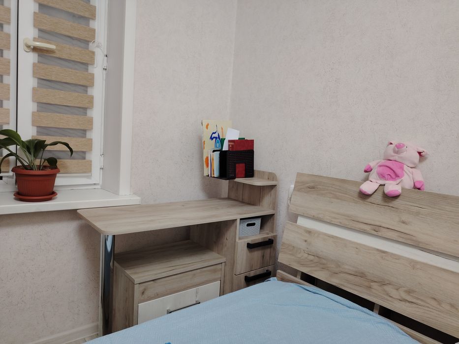 Продается кровать, туалетный столик и тумбочка