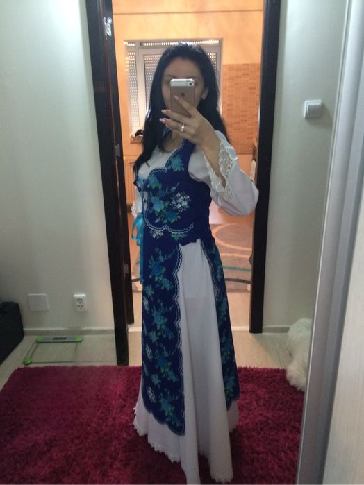 Costum popular stilizat impecabil