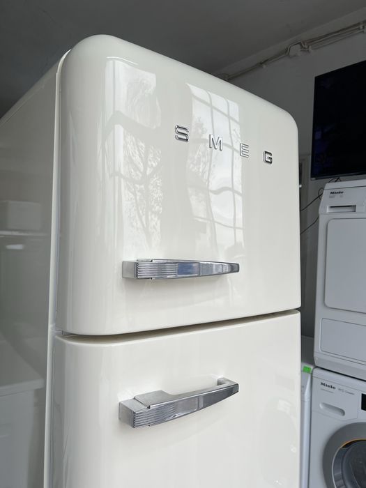 Хладилник Smeg цвят крем
